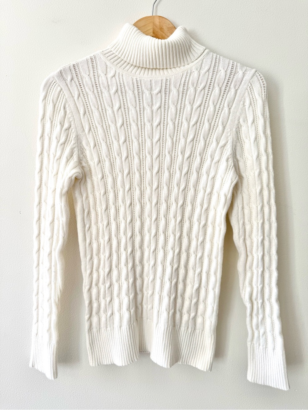 St. John's Bay Cream Cable Knit Turtleneck Sweater M Cozy Preppy Academia EUC